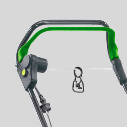 Nahaufnahme eines Elektro-Rasenmähers mit einem grünen Griff und Steuerelementen.